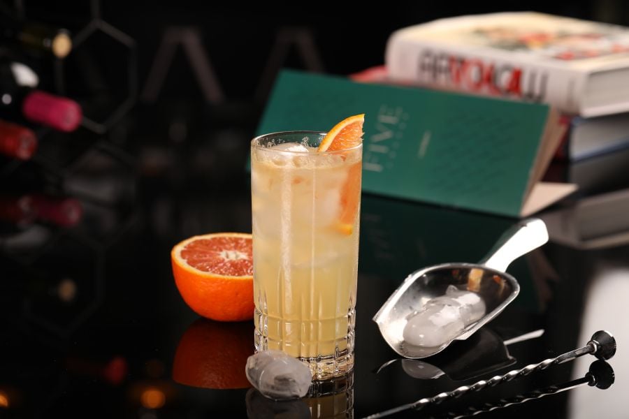 Drink com whisky e pimenta, servido como Old Pepper no Five Lounge