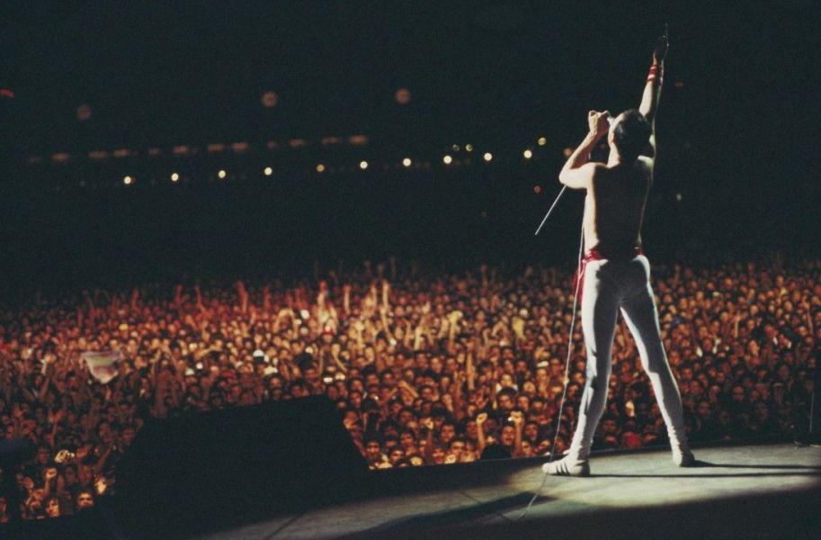 Freddie-Mercury_-vocalista-da-banda-Queen-no-palco-do-Rock-in-Rio-de-1985