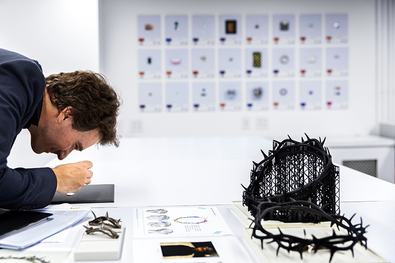 Antoine Arnault, Chefe de Imagem e Meio Ambiente, LVMH, no Workshop de Design e Inovação de Jóias Tiffany&Co. (JDIW) em Nova York. (Foto: Tom Brenner for TCO)