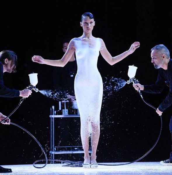 Coperni vestido spray na Bella Hadid paris fashion week 2022 pfw
