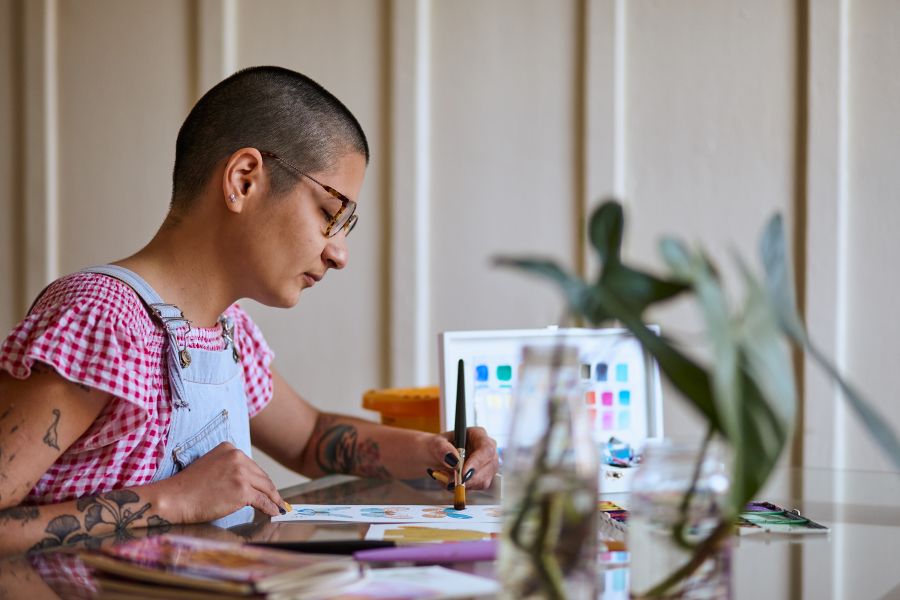 Artista Fabiola Hasegawa criou as obras que compõem a exposição "Perspectivas Matutinas" (Foto: Jonatas Queiroz)