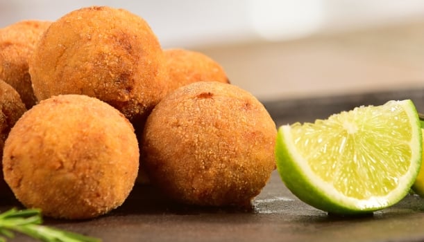 Bolinho de Siri é prata de casa e sucesso entre os clientes. Também será opção de petisco durante os jogos. restaurantes victor
