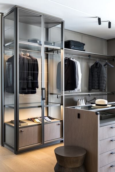 Closet aberto da linha Wall System com a luxuosa Cristal Case de leve transparência tornaram o ambiente um espaço único e exclusivo. priscila mueller