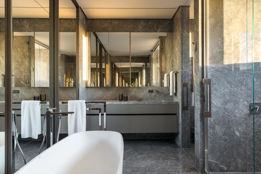 Banheiro Master da linha Stripe - projetado com armários superiores em portas de espelho e gabinetes em tom cinza proporcionam um produto delicado e sofisticado para compor o ambiente.