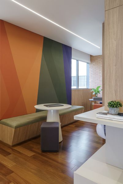 Assim como os projetos de Ana Cristina Avila, seu escritório também possui muitas cores.  Abaixo, escritório odontológico  da Ana Paula Stachuk. (Foto: ver rodapé)