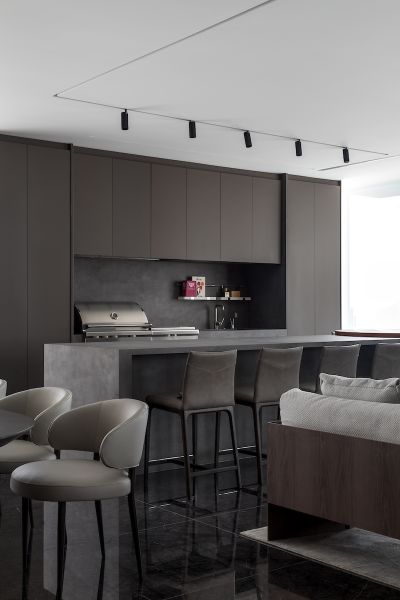 Gourmet projetado na linha Stripe - com formas limpas e retas e de puxadores imperceptíveis recebeu pintura metalizada de alta concentração. priscila mueller