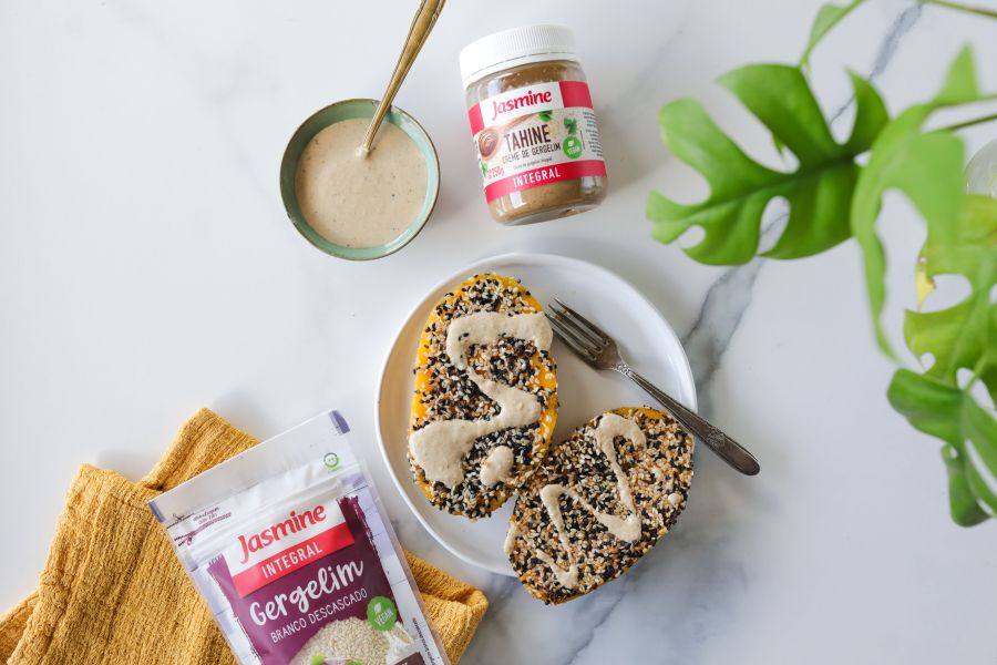 Manga-grelhada-com-crosta-de-gergelim-ao-molho-de-tahine