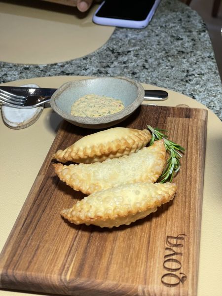 Pastelzinho de queijo comté com cebola assada, pimenta e mel (vegetariano) almoço koré qoya curitiba