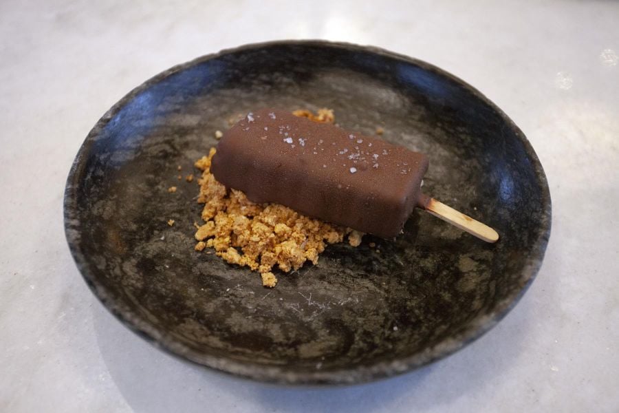 Picolé de Chocolate Branco caramelizado com crumble de castanha de caju e cobertura de chocolate meio amargo (Foto: divulgação)