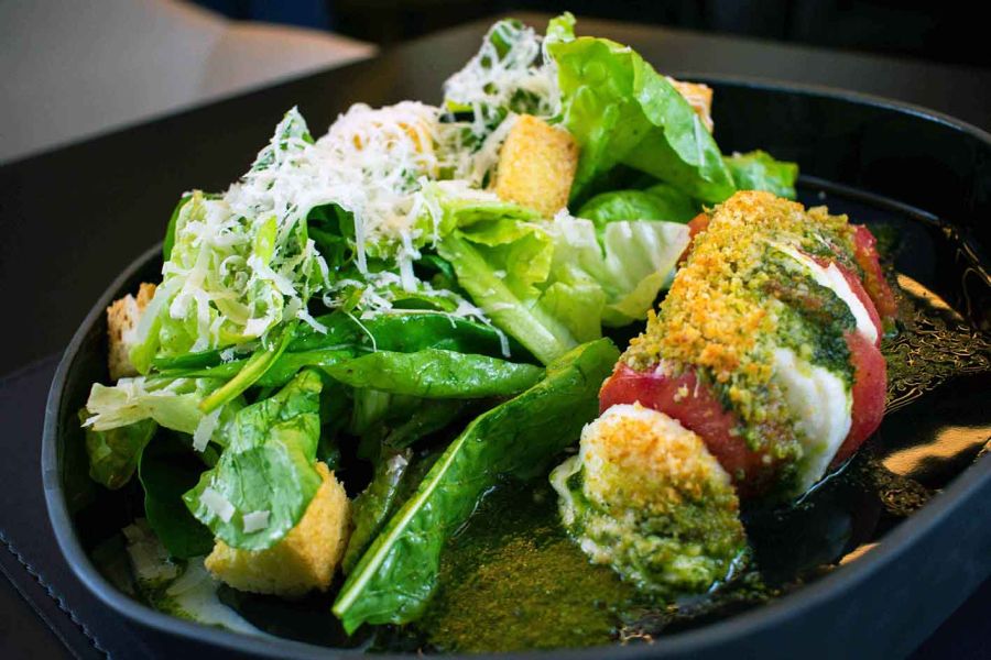 Salada Caprese gratinada - foto Agencia Chacal mangôo restaurante ceia encomenda natal curitiba