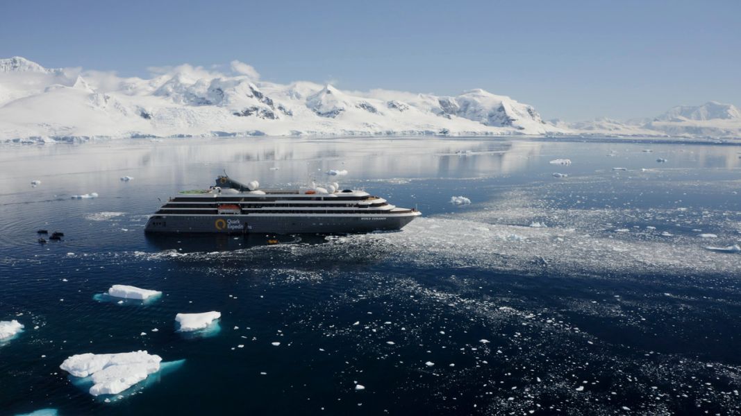 navio latitudes World Explorer_Exterior_ Antarctica Drone_Credit Drone pilot - Guillaume Marion - HQ Pilots (2)_Easy-Resize.com viagem à antartica navio latitudes