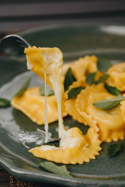 oggi-pasta-ravioli-mozzarella-manjericao-