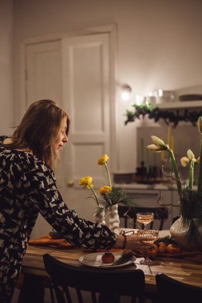 pexels-aliona-zueva-10811012 flores amarelas para receber em casa decoração de copa