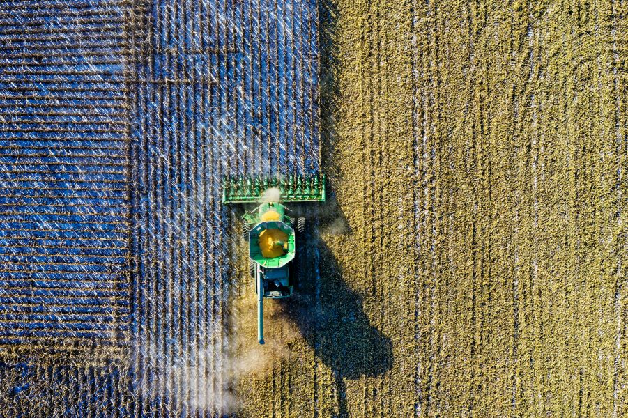 pexels-tom-fisk-1595108 máquina agrícola e campo visto de cima prêmio orgulho da terra