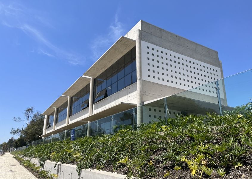 A estrutura de concreto aparente se destaca no Alto da XV.