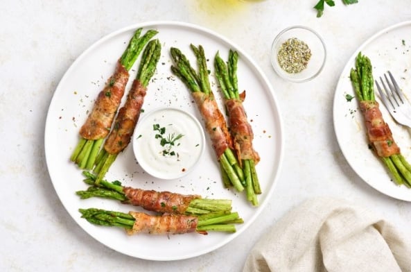 Aspargos enrolados com bacon