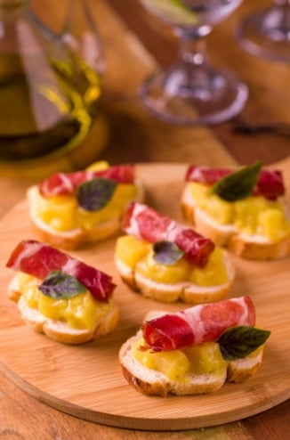 Bruschetta de copa com molho de abacaxi e mostarda