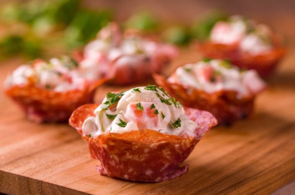 Cestinhas de salame hamburguês com salpicão de legumes