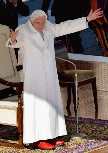 papa bento xvi com sapatos vermelhos