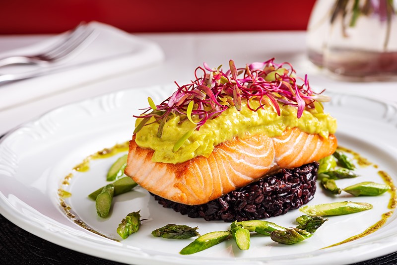 Salmão grelhado - 1 L’Épicerie promove jantar harmonizado com espumantes