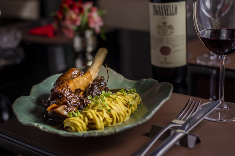 Stinco de Cordeiro, linguini na manteiga de ervas e molho do próprio assado - Marcondes Cozinha Autoral - foto por Nakayana