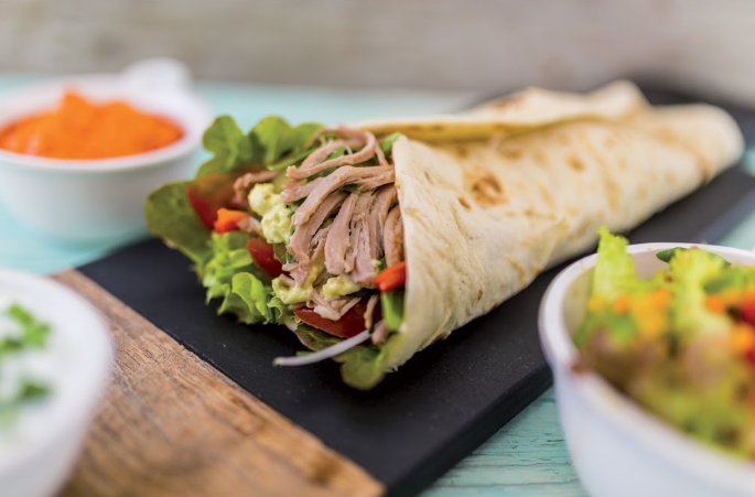 Wrap de pernil com alface
