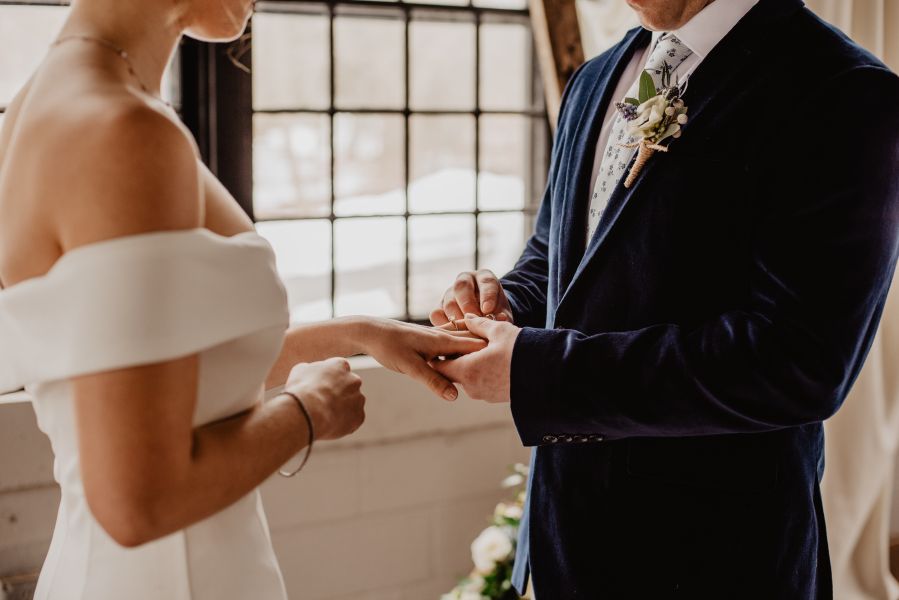 pexels-emma-bauso-2253842 pesquisa revela as preferências dos noivos para casamentos em 2023