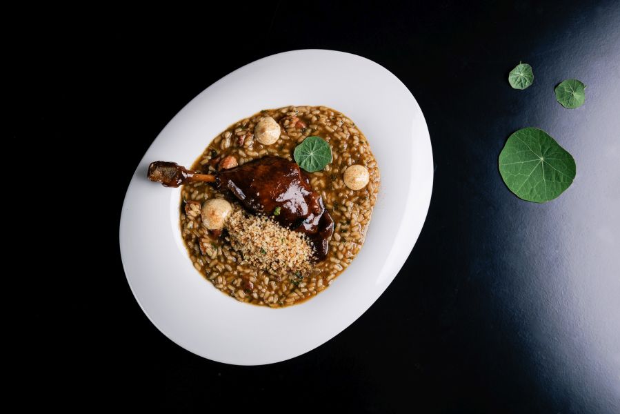 Marcondes Cozinha Autoral - Arroz caldoso de Pato com maionese de avocado _ superior - foto por Fernando Zequinão
