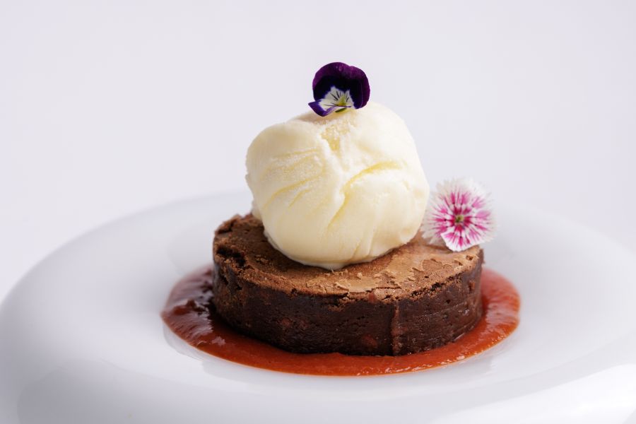 Marcondes Cozinha Autoral - Brownie de Goiaba com sorvete de queijo de cabra - Foto por Fernando Zequinão