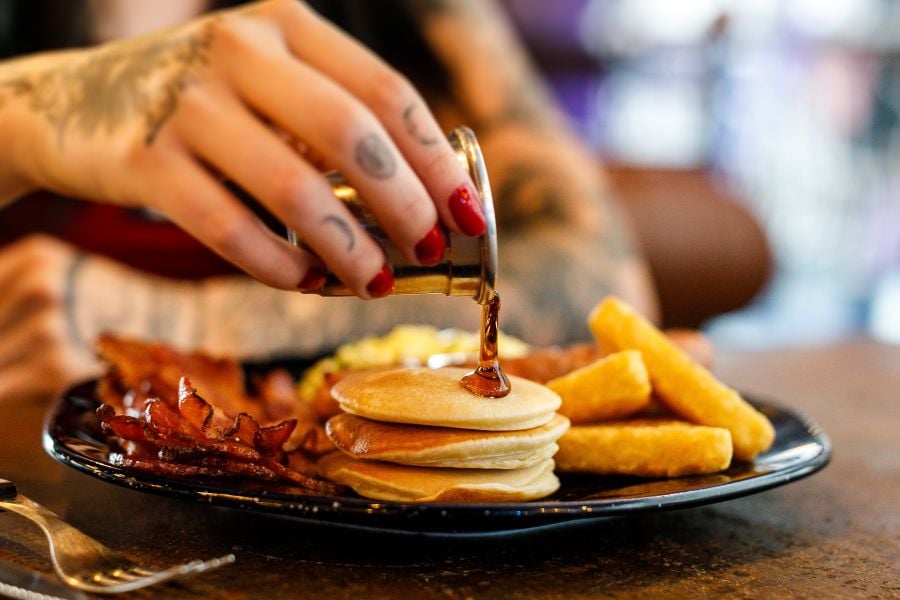 -BRUNCH-BAR-DA-FÁBRICA-BASTARDS-CURITIBA-Cred-Iuri-Poletti (2)-American Breakfast-faz-parte-do-cardápio