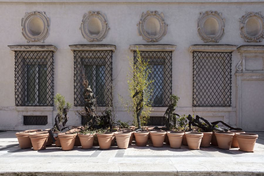 Mais de 30 obras do Mestre de Arte Povera tecem um novo diálogo entre a Natureza e História, demonstrando a imutável vitalidade da escultura.