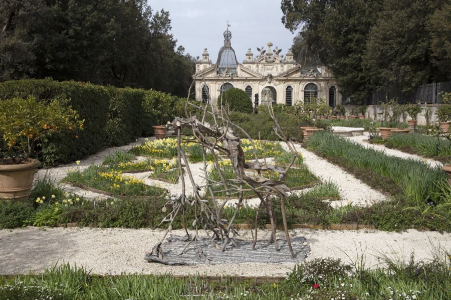 Mais de 30 obras do Mestre de Arte Povera tecem um novo diálogo entre a Natureza e História, demonstrando a imutável vitalidade da escultura.