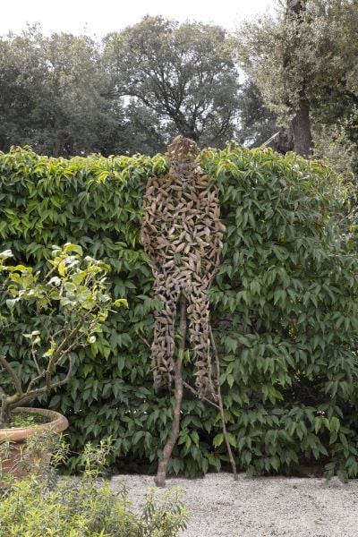 Mais de 30 obras do Mestre de Arte Povera tecem um novo diálogo entre a Natureza e História, demonstrando a imutável vitalidade da escultura.