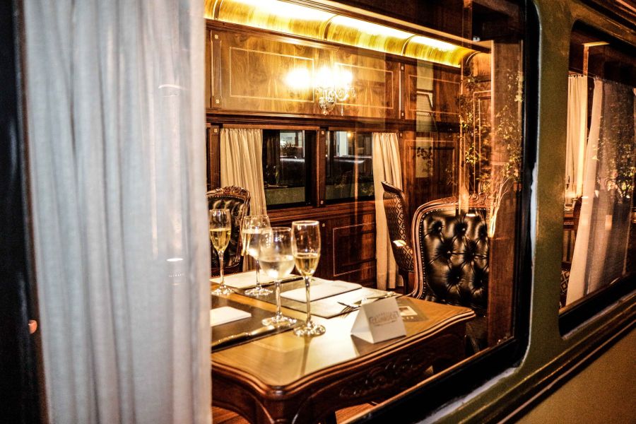 Jantar é servido a bordo dos vagões da Serra Verde Express, decorados especialmente para as noites de evento (Foto Serra Verde Express)