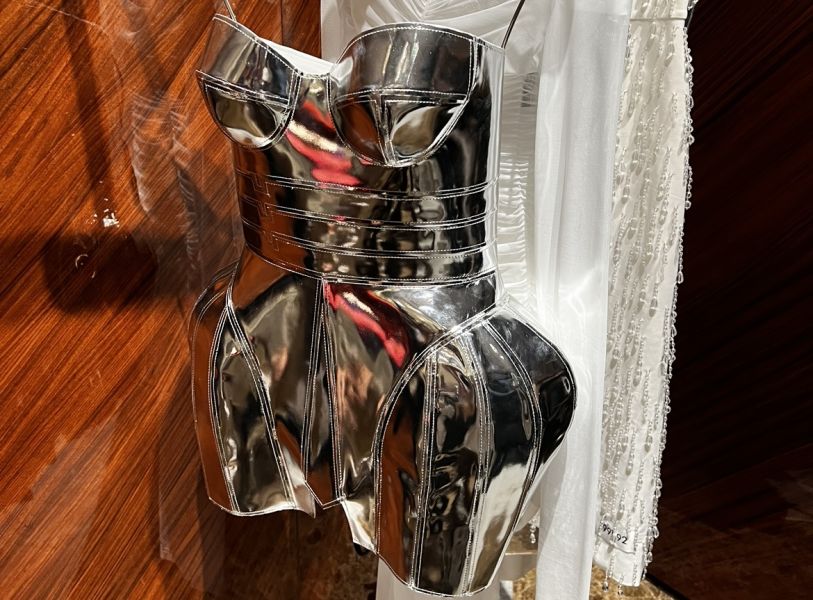 tendência-paris-fashion-week-2023-metalizado