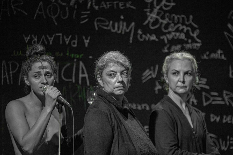 Cristiano-Prim-mostra-lúcia-camargo-matéria-escura-cena-11-festival-de-curitiba