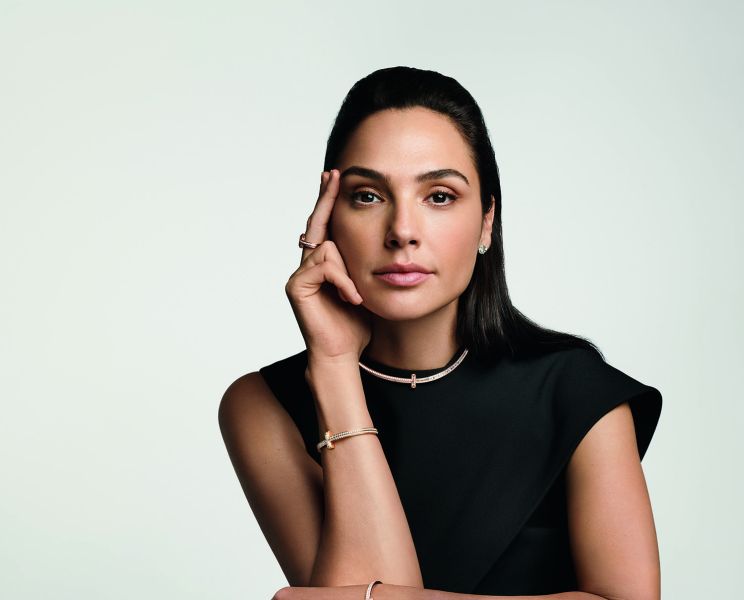 Gal Gadot usa coleção Tiffany T com anéis e pulseiras Wire_1
