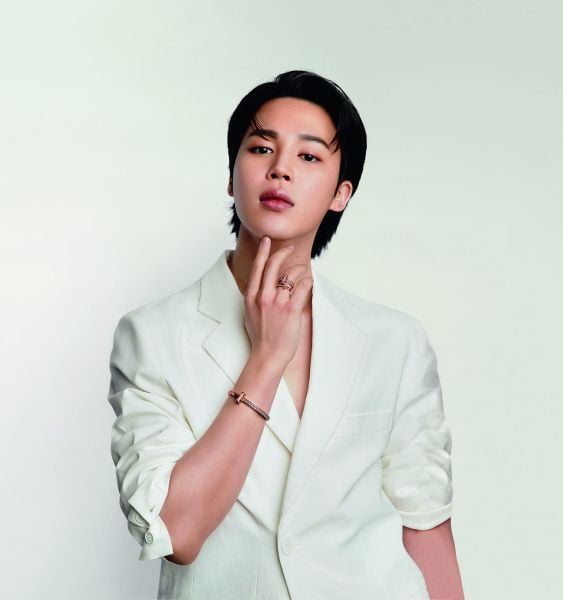 Park Jimin usa coleção Tiffany T com anéis T1 e Pulseira articulada T1