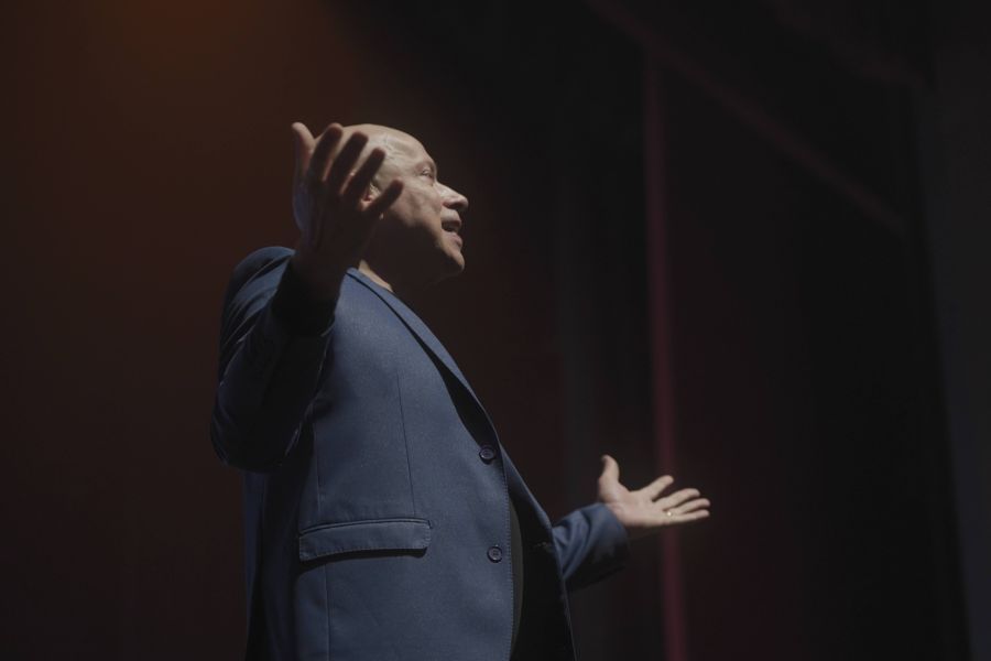 Leandro Karnal traz a Curitiba o espetáculo “Prazer, Karnal”