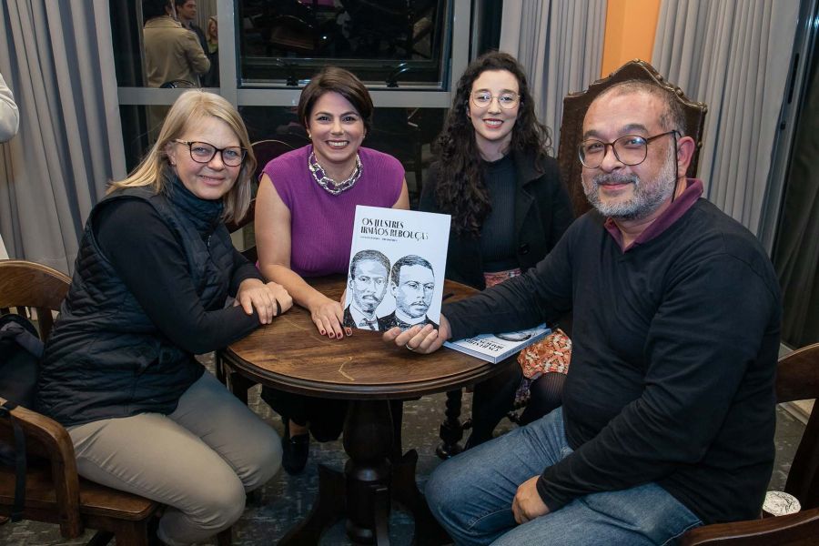 As pesquisadoras Leticia Geraldi Ghesti e Leticia Ruoso Wehmuth (ao centro), com a artista plástica Maria Ines Piekas e o designer Naotake Fukushima Livro Irmaos Reboucas - Foto 1492 Marcelo Elias
