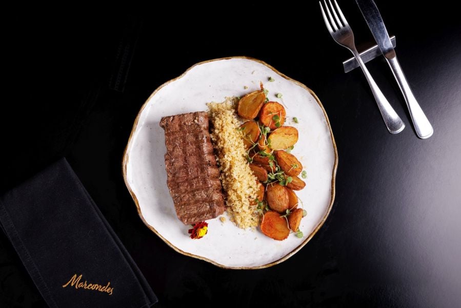 Marcondes _ Denver Steak com batatas confitadas, pesto de ervas e farofa cítrica - foto por Fernando Zequinão