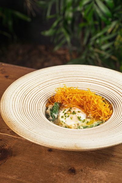 Arroz de bacalhau. Ovo perfeito. Palha de mandioquinha -Fotógrafa Jennyfer Almeida França