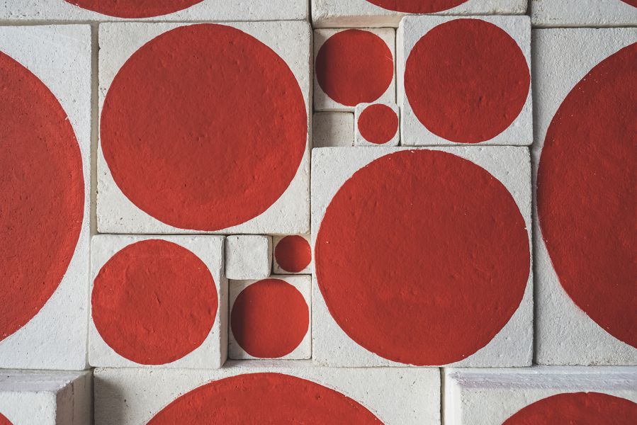 Obra Borbulho, artista Rômulo Lass, a base de peças de micélio (Foto: Marcelo Stammer)