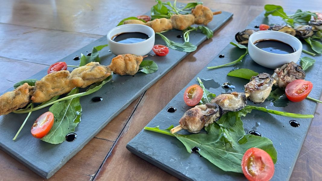 Espetinho de ostras, grelhada ou à milanesa, é uma das novidades do Festival de Ostras 2023 dos Restaurantes Victor (Foto: divulgação)