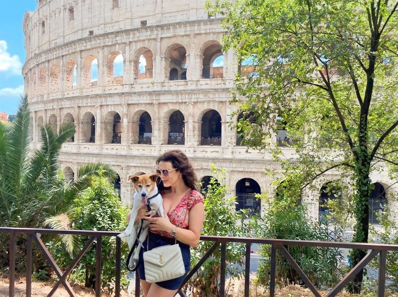 O viajante Pepe ao lado de sua tutora, Joselia, em um dos pontos turístico mais famosos do mundo o Coliseu de Roma, na Itália
