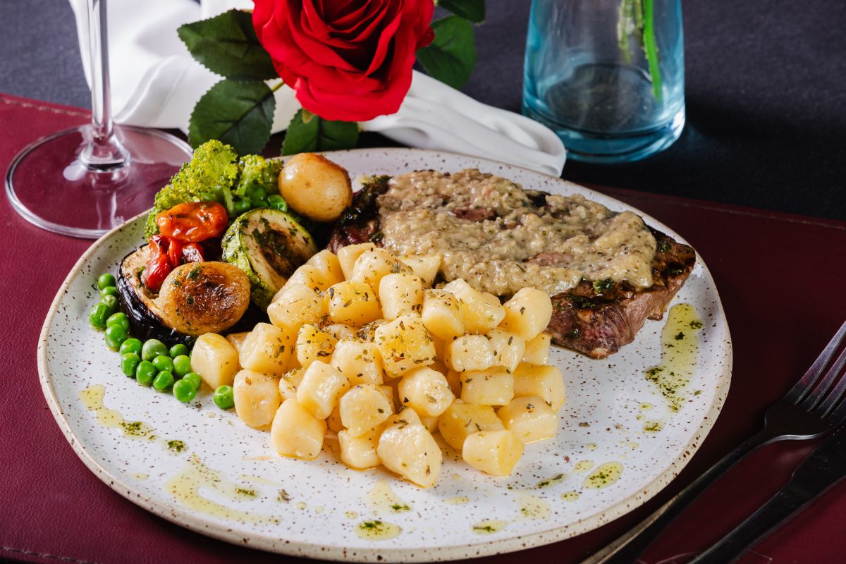 Nhoque na manteiga e sálvia, ancho grelhado com molho poivre vert (nhoque de batata puxado na manteiga, sálvia acompanhada de ancho de angus, molho poivre vert e legumes grelhados).