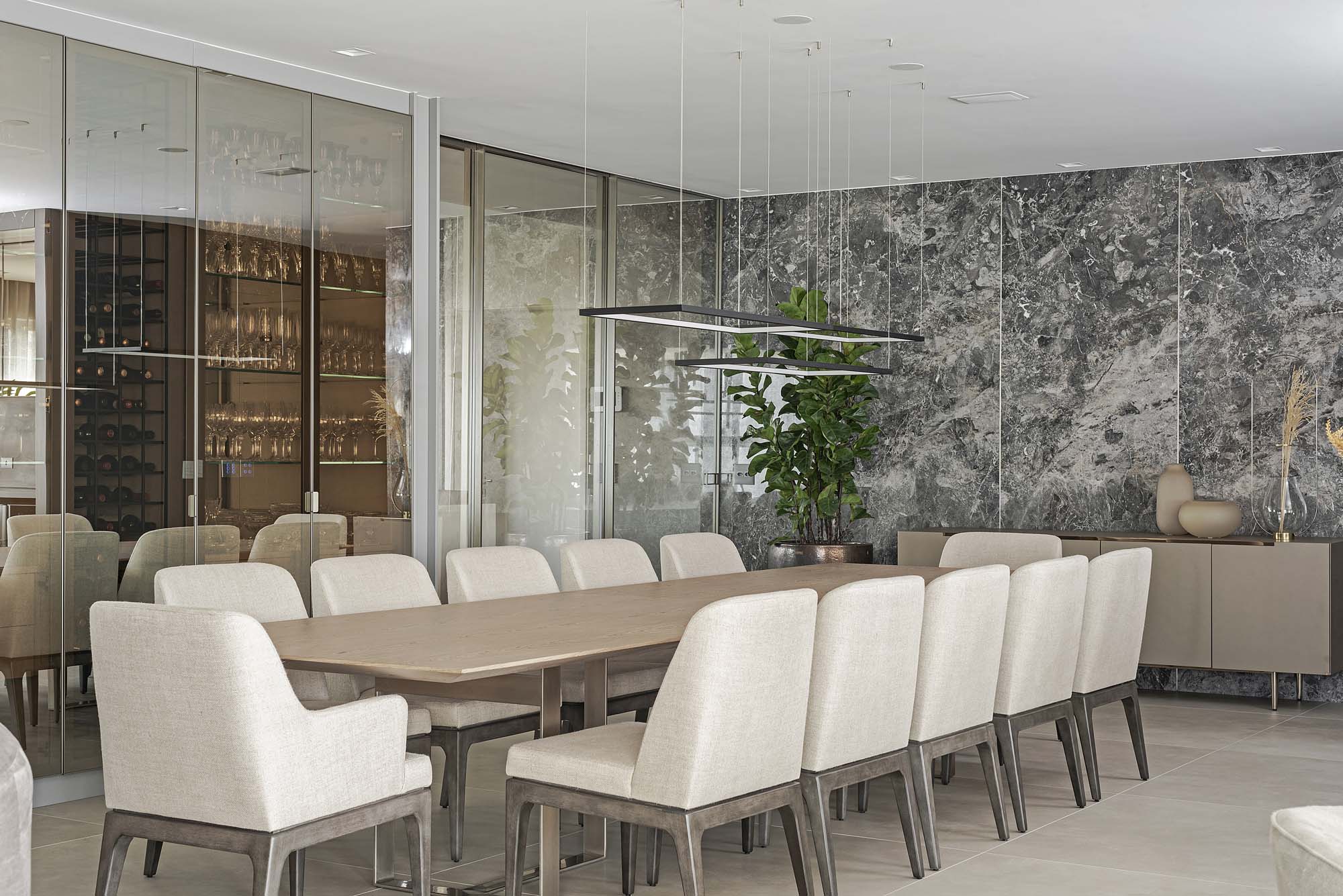 rojeto do arquiteto André Bertolucci com o mármore Dolomítico Donatello na sala. | Crédito: Rodrigo Ramirez