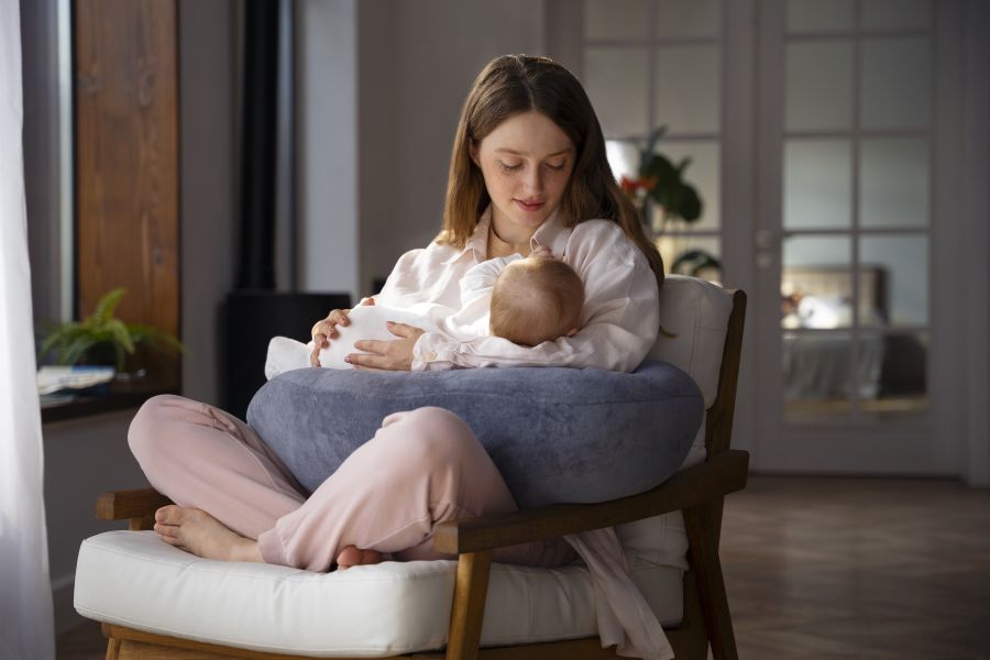 mulher-usando-travesseiro-de-amamentacao-em-casa-para-bebe-recem-nascido