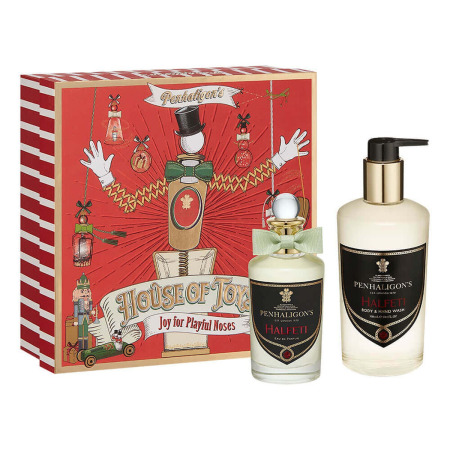 Dois frascos em vidro com etiqueta ao lado de uma caixa vermelha com motivos de natal 