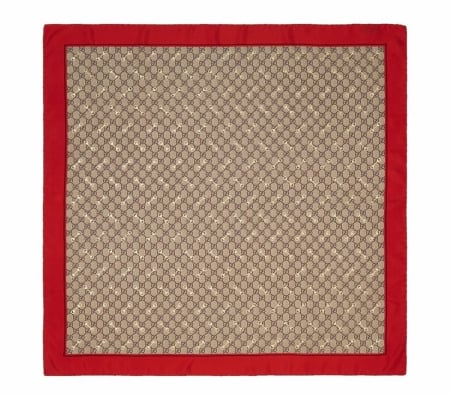 Lenço em tom bege com detalhe vermelho nas bordas